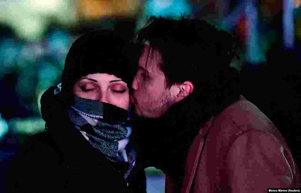 A várakozásokhoz képest megsemmisítő ellenzéki vereség hírére reagáló pár a műjégpályán április 3-án