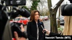 Varga Judit igazságügyi miniszter nyilatkozik a sajtónak, miután leadta szavazatát az országgyűlési választáson és népszavazáson 2022. április 3-án