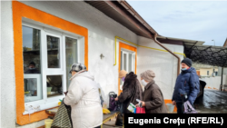 Mai mulți vârstnici din Chișinău în curtea cantinei sociale „Papa Francisc”, unde vin de două ori pe săptămână.