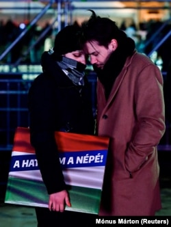 A Márki-Zay Péter vezette ellenzéki összefogás csalódott támogatói a 2022-es parlamenti választás ellenzéki eredményváróján a budapesti Műjégpályán 2022. április 3-án