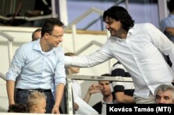 Szijjártó Péter és Deutsch Tamás európai parlamenti képviselő a Szusza Ferenc Stadionban, 2015. július 2-án.