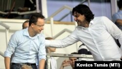 Szijjártó Péter és Deutsch Tamás az MTK Budapest–FK Vojvodina-mérkőzésen Budapesten 2015. július 2-án