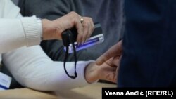 Во србија се гласа на вонредни парламентарни, покраински и локални избори во повеќе од 60 градови и општини.