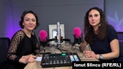 Elena Stancu este jurnalistă nomadă. Își face meseria călătorind prin Europa și trăind într-o autorulotă alături de fotograful Cosmin Bumbuț.