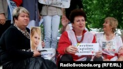 Прихильники Тимошенко мітингують біля лікарні, Харків, 16 травня 2012 року (фото О. Овчинникова)