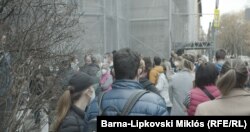 Oltásra várakozók a Semmelweis Egyetem városmajori szívklinikája előtt 2021. március 27-én. Hatalmas tömeg verődött össze, időnként még az autós közlekedés is akadozott, mert nem fértek el a járdán, néha az úttestre is lelógtak az oltásra várakozók