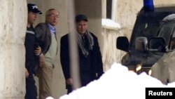 Policajci privode Miroslava Miškovića, 12. decembar 2012.