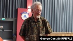 Larry B. Crowder, profesor de biologie marină la Stanford University și Duke University, a ținut pe 11 iunie 2025 o prelegere despre conservarea speciilor în oceane, Marea Neagră și Delta Dunării, la Liceul Internațional de Informatică București.