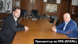 Новият директор на ГДБОП Калин Стоянов (вляво) разговаря с главния прокурор Иван Гешев