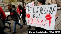 Гражданские активисты на акции протеста с требованием проведения выборов по пропорциональной системе, 28 ноября 2019 г.