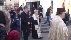 Irinej i Dodik na paljenju badnjaka u Beogradu