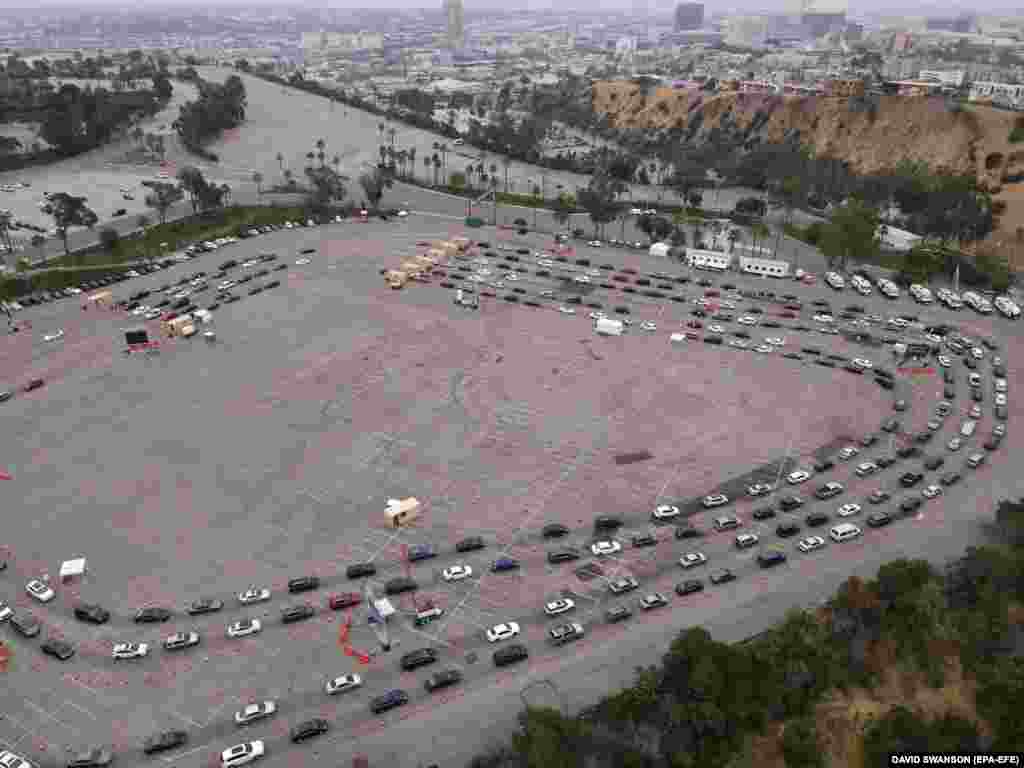 Аэрофотосъемка с беспилотника: очередь автомобилей, в которых сидят люди, желающие пройти тестирование на COVID-19. Dodge Stadium, Лос-Анджелес&nbsp;