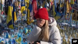 Djevojka plače kod spomenika palim ukrajinskim vojnicima na Trgu nezavisnosti u Kijevu, 24. februara