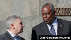 აშშ-ისა და უკრაინის თავდაცვის მინისტრები ანდრი ტარანი (მარცხნივ) და ლოიდ ოსტინი. კიევი, 19 ოქტომბერი.