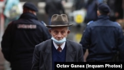 În 16 octombrie 2021, reprezentanții MAI verifică respectarea regulilor de prevenire a răspândirii coronavirusului în piața Obor din București. 