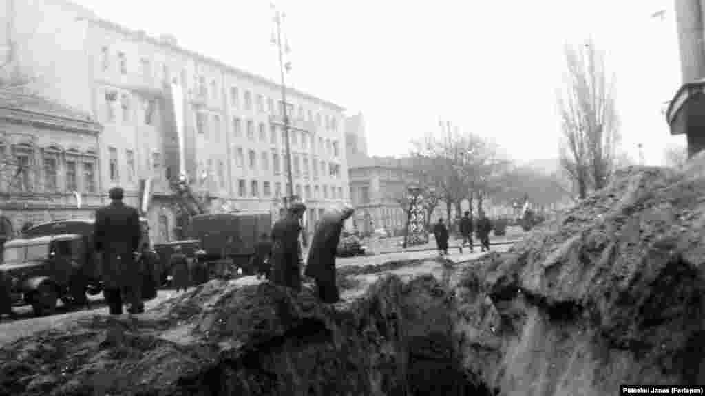 Budapest Köztársaság tér, az MSZMP (majd az MSZP) régi pártháza. Sokan azt hitték, hogy a föld alatt kazamaták és titkos börtöncellák vannak, ezért ásták fel a teret, de nem találtak semmit.