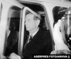 În 25 decembrie 1990, Regele Mihai aterizase în România și se îndrepta spre Curtea de Argeș. Mașinile au fost blocate de autorități pe Șoseaua București-Pitești și întoarse la aeroport. La revenirea acasă, la un an de la căderea regimului care îl alungase, cu prețul vieții a 1.166 de români, Regele Mihai a fost forțat, din nou, să plece.