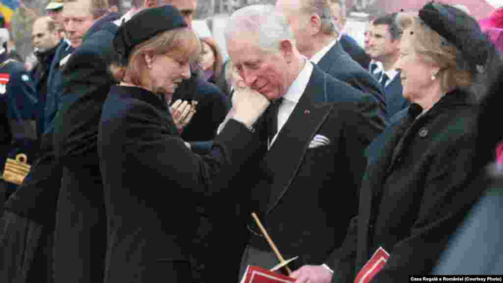 Prințul Charles o consolează pe MS Principesa Margareta, Custode al Coroanei.