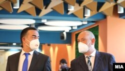 Вицепремиерот за европски прашања Никола Димитров и евроамбасадорот Дејвид Гир го презентираат Извештајот на ЕК за напредокот на Северна Македонија.