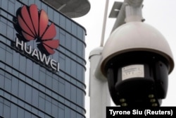 Megfigyelőkamera a Huawei kínai gyára előtt Guangdong tartományban