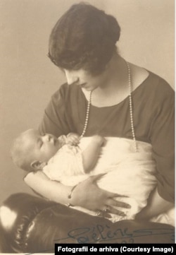 Principele Carol şi principesa Elena şi-au petrecut prima săptămână din luna de miere la Palatul Tatoi, lângă Atena, reședința regiloir Greciei. Se pare că aici a fost conceput Mihai. Nașterea, la 25 octombrie 1921, la Foișor/Peleș, a fost dificilă. Elena nu a mai putut avea alți copii.