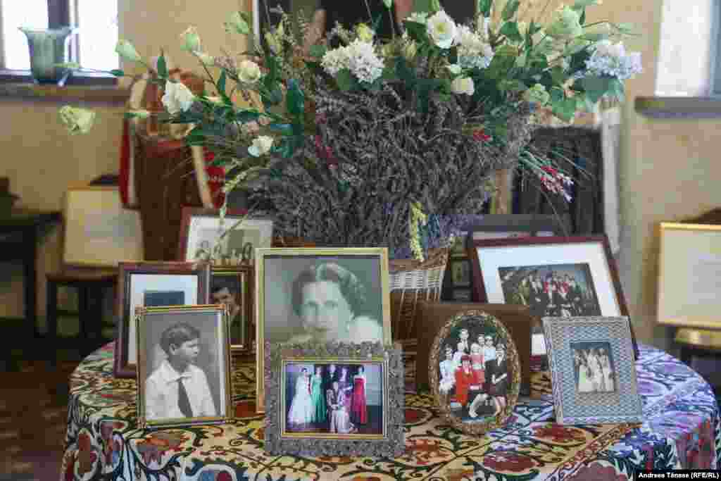 Colecție de fotografii ce aparțin Familiei Regale.&nbsp;