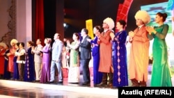 Artiști în timpul unui spectacol organizat de Zilele culturii în Turkmenistan, 2014. 