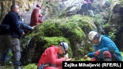 Istraživači van spilje