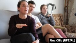 Yulia sa djecom Jevheniijem (16) i Oxanom (14) u Varšavi, 9. april 2022.