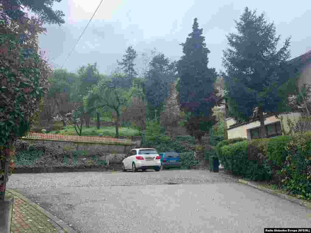 Крајот на улицата Питу Гули и шумата каде е предвидено да се гради