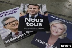 Sondajele de opinie arată că după primul tur al alegerilor prezidențiale din Franța, programate pentru duminică, 10 aprilie 2022, președintele Emmanuel Macron se va plasa pe primul loc și va fi urmat de candidata dreptei radicale, Marine Le Pen. Pe locul trei ar urma să se plaseze candidatul stângii radicale, Jean-Luc Melenchon.