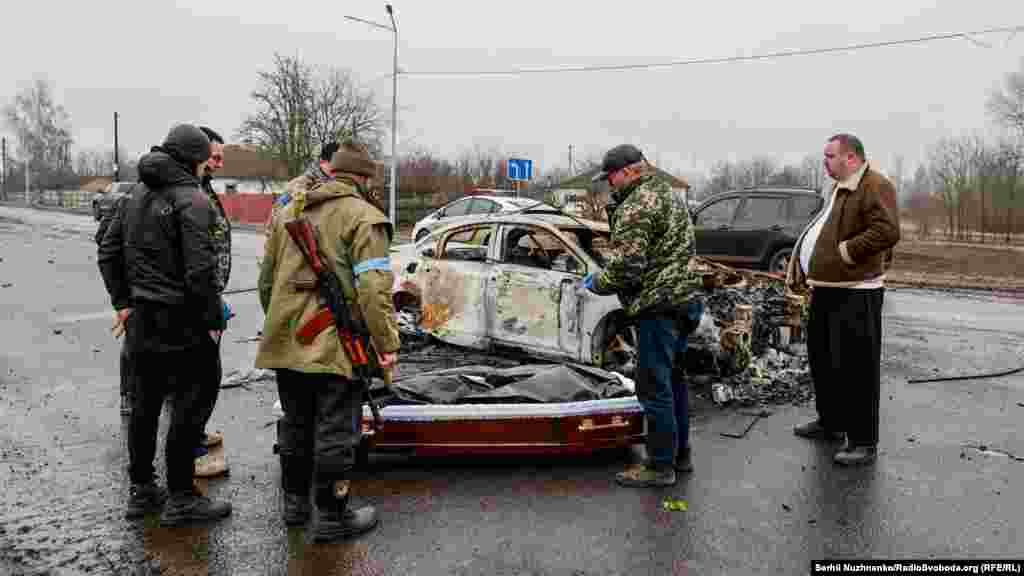 После завершения работы судмедэксперта тело положили в гроб