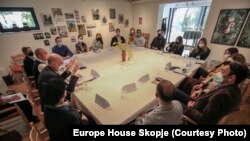 Дел од атмосферата за време на настанот во резиденцијата на Европската Унија во Скопје