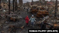 Pe 06 aprilie 2022, în orașul Bucea, recucerit de forțele ucrainene, Vladislava Liubarets și familia ei merg să se întâlnească cu sora pe care nu o văzuseră de la începutul invaziei ruse.