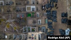 Hullazsákban a bucsai mészárlás civil áldozatai, hogy a rendőrség azonosítani tudja őket, mielőtt a hullaházba kerülnének, Bucsa (Ukrajna), 2022. április 6.