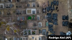 Trupat e njerëzve të vrarë në Buça, qytezë afër Kievit.