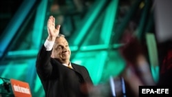 Viktor Orban, premijer Mađarske, pozdravlja pristalice na skupu u Budimpešti nakon zatvaranja birališta 3. aprila 2022.