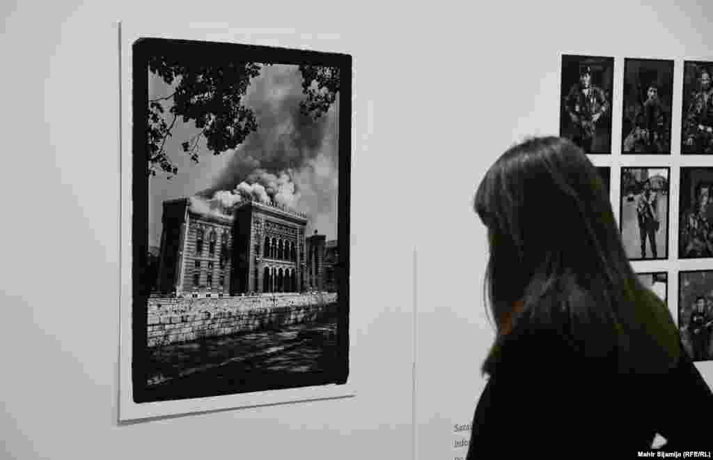 Prisjećajući se epizoda iz historije Jevreja Sarajeva i njihovih komšija Bošnjaka, Srba ili Hrvata, autori žele osvijetliti tragove humanosti.