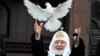 Руският патриарх Кирил символично пусна бял гълъб на 7 април
