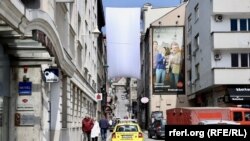 Bijelo platno postavljeno u centru Sarajeva, u ulici u kojoj platno korišteno kao zaštita od snajpera, 4. aprila 2022.