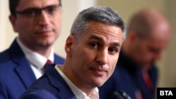 Андрей Гюров дава пресконференция на 1 април в София. 