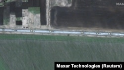 Сателитна снимка на Maxar Technologies показва дълъг конвой с военни сили, отправен наюг към Донбас. Той се състои от камиони с артилерия. Снимката е направена на 8 април и публикувана на 10-и.
