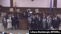 Opoziția socialistă și comunistă protestează în parlament, în timp ce majoritatea parlamentară dezbate o lege contra propagandei ruse.