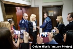 Elena Udrea iese în pauză din sala de ședintă, de la Înalta Curte de Casatie si Justitie (ÎCCJ), după mai multe ore de audiere. Ea ar fi fost creierul campaniei electorale din 2009 și a fost colegă de dosar cu Ioana Băsescu.