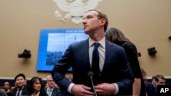 Основателят на Фейсбук Марк Зукърбърг на едно от изслушванията си в Американския конгрес. Снимката е архивна.