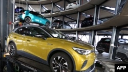 A Volkswagen elektromos autói a cég wolfsburgi raktárában 2021. március 26-án