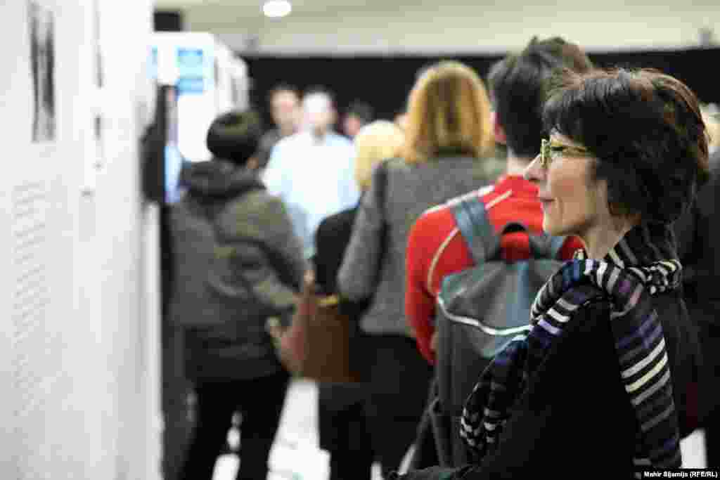 U okviru multimedijalne izložbe postavljena je serija od 24 fotografije u boji pod nazivom &quot;POSTOJANJE &ndash; Kameni portreti, 2021.&quot;, nastala u saradnji fotografa Damira Šagolja i likovne umjetnice Šejle Kamerić. Dvadeset i četiri fotografije u boji, snimljene na Starom jevrejskom groblju u Sarajevu, prikazuju ostatke uništenih portreta pronađenih na nadgrobnim spomenicima.