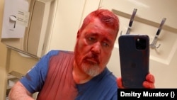 Главниот уредник на Новаја газета Дмитриј Муратов бил нападнат со боја во Москва, 07.04.2022.