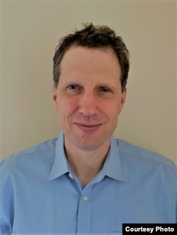 Дејвид Сајмон, професор по политички науки и директор на Програмата за студии за геноцид на Универзитетот Јеил