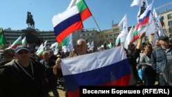 Симпатизантите на "Възраждане" често издигат руски знамена